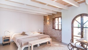 6 bedrooms, travel crib, free WiFi, bed sheets