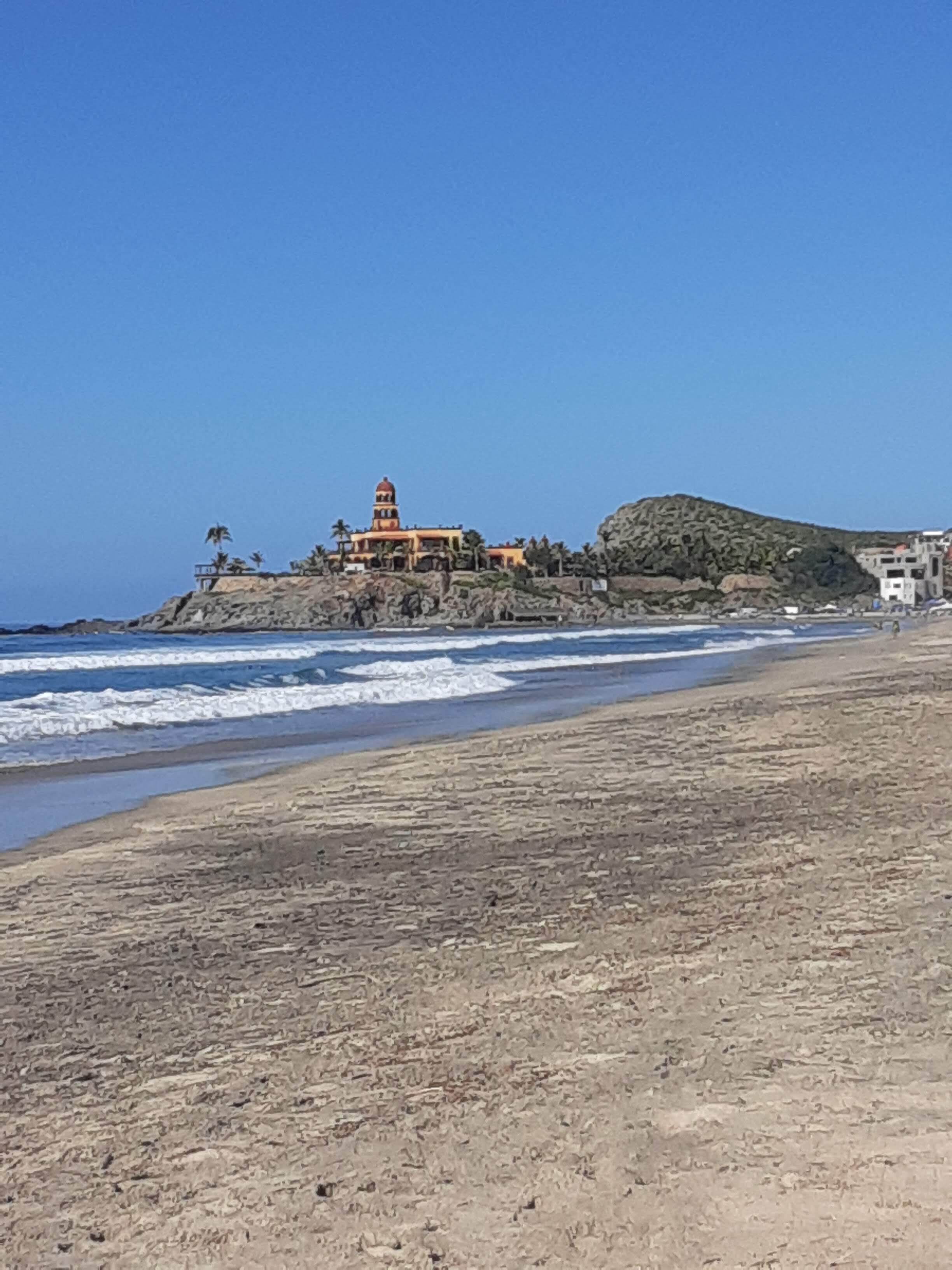 Beach nearby, sun-loungers, beach towels