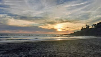 Beach nearby, sun loungers, beach towels