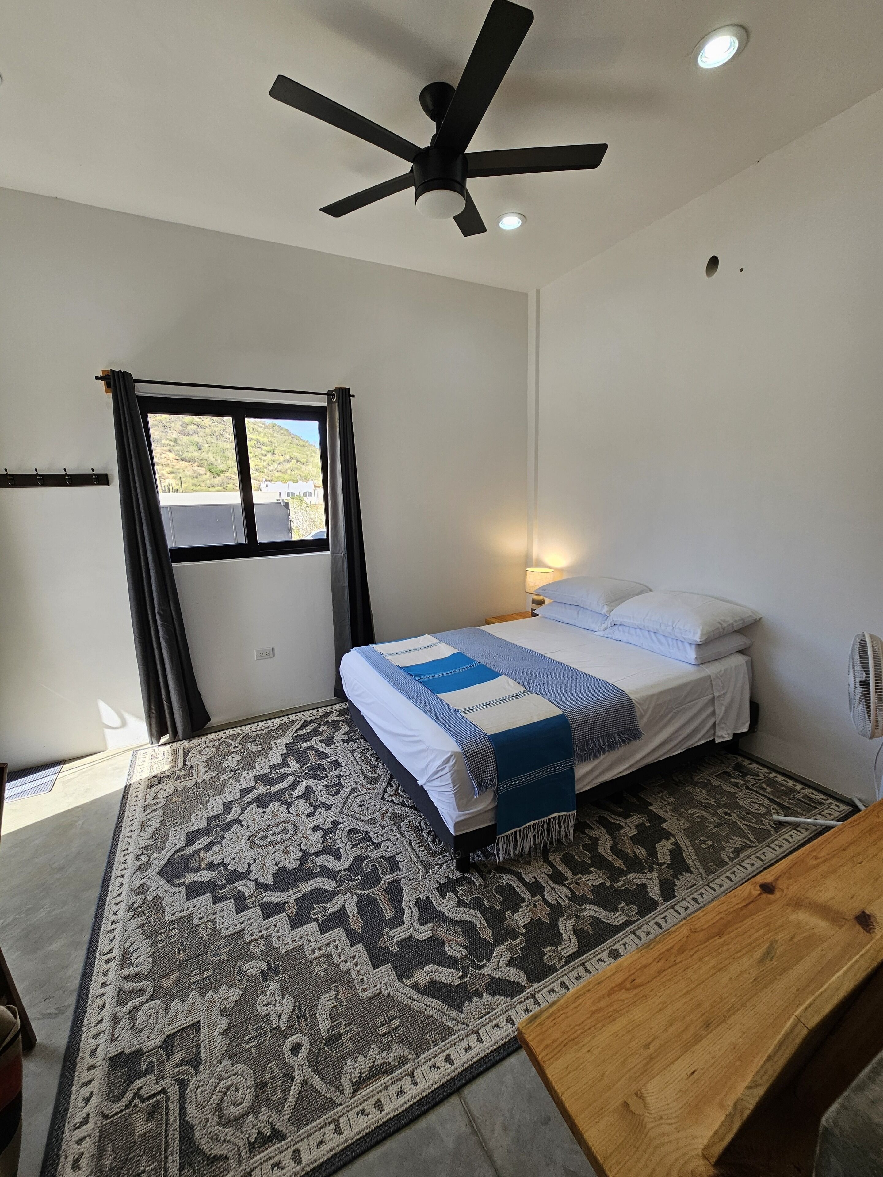 1 soverom, skrivebord, wi-fi (inkludert) og sengetøy