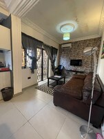 Apartamento de lujo (Furnished) | Zona de estar | Televisión LED de 32 pulgadas con canales por satélite, una televisión