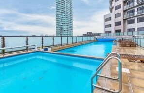 Rooftop pool - Sea City Views Takapuna Studio w Carpark (Auckland)