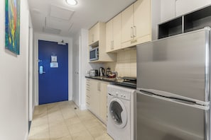 Studio | Private kitchen | Full-sized fridge, microwave, electric kettle, toaster - Sea City Views Takapuna Studio w Carpark (Auckland)