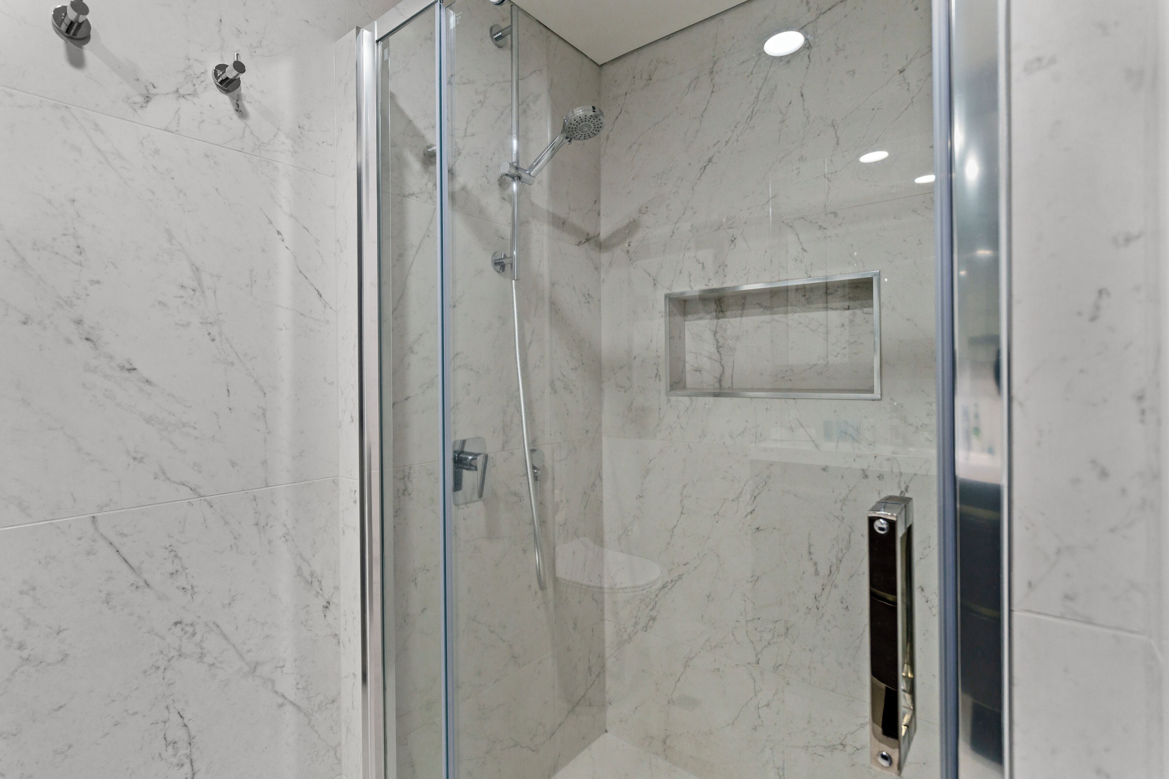 Monolocale | Bagno | Doccia, set di cortesia gratuito, asciugacapelli, asciugamani