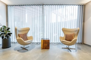 Bar-salon dans le hall