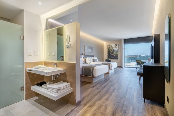 Quarto, 2 camas de casal | Cofres nos quartos, escrivaninha, espaço de trabalho para notebook