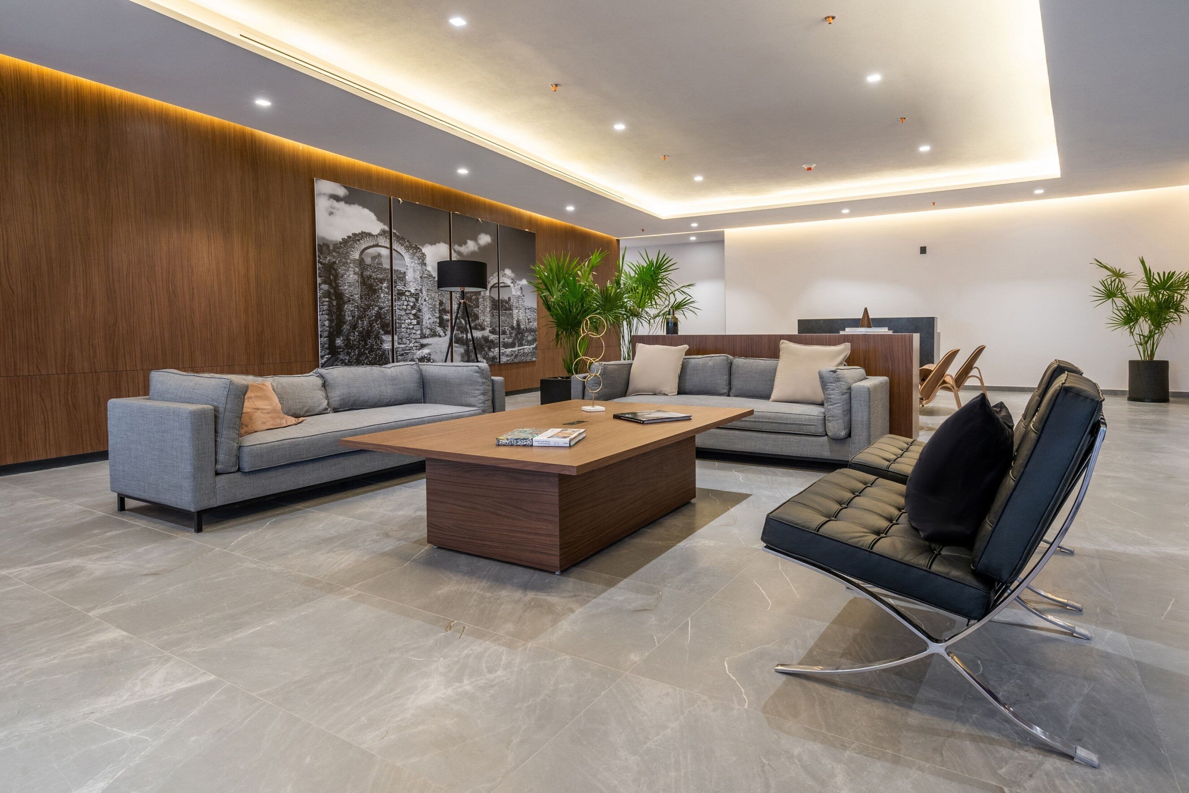 Una sala de estar moderna con un sofá, una mesa de centro y un sillón.
