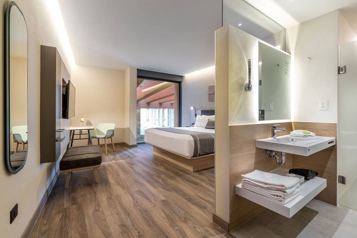 in-room safe, desk, laptop workspace, blackout curtains