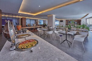 Free continental breakfast on weekdays