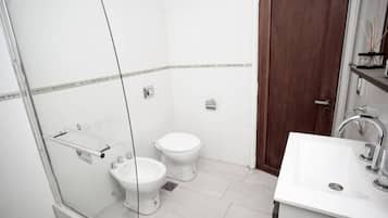 Dutxa, assecador de cabells, bidet i tovalloles