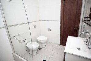 Chuveiro, secador de cabelo, bidê, toalhas de banho