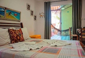 Quarto casal ou duplo básico, 1 cama de casal | Wi-Fi de cortesia, acesso para cadeiras de rodas