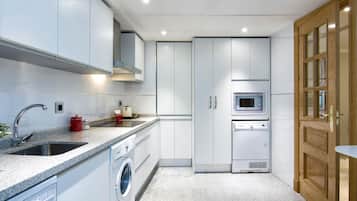 Een koelkast, een microgolfoven, een oven, een vaatwasser