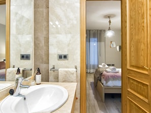Badewanne, Haartrockner, Handtücher, Seife