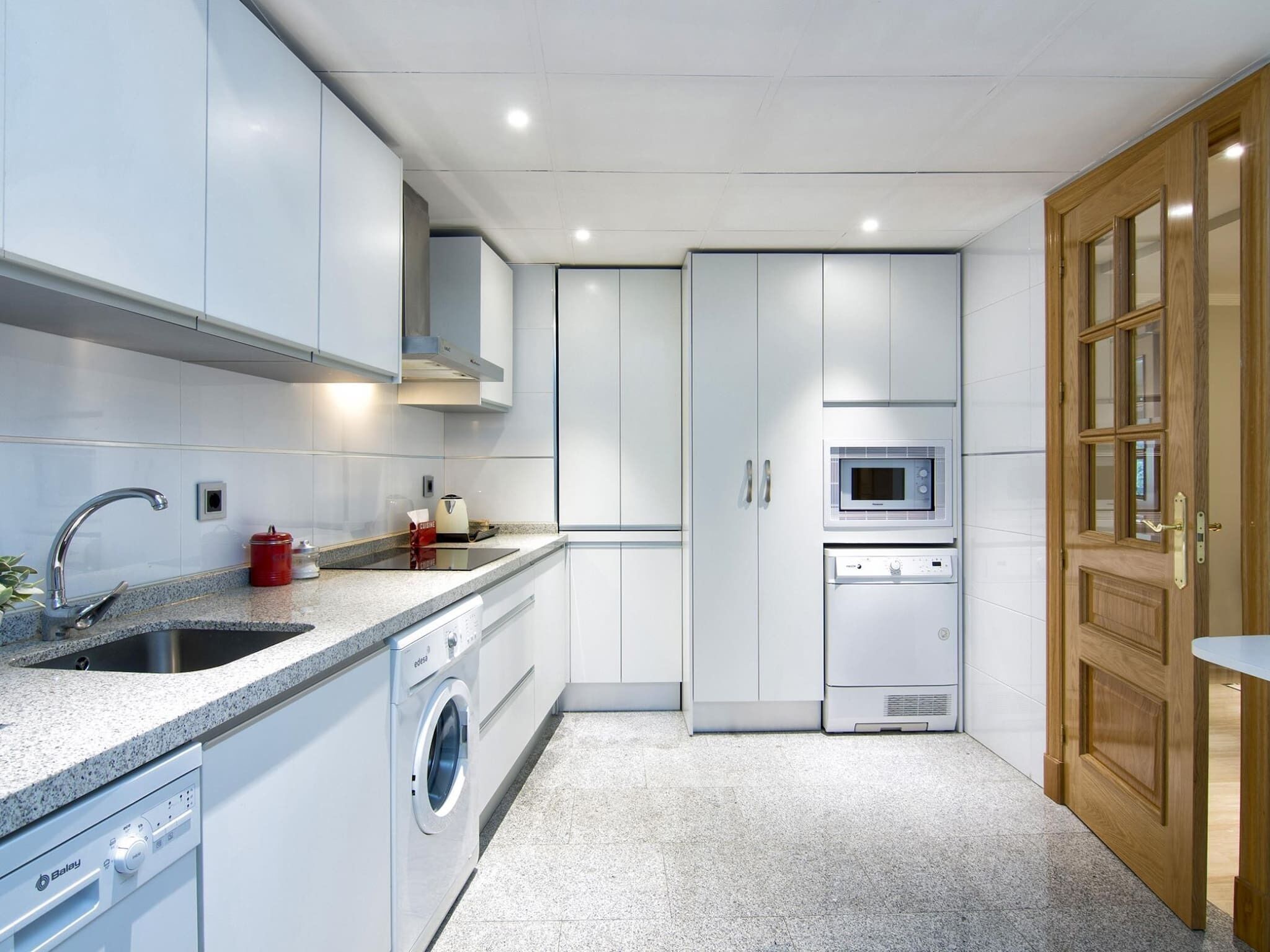 Kühlschrank, Mikrowelle, Ofen, Geschirrspüler