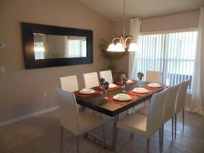 Maison | Cuisine privée | Plaque de cuisson, cafetière/bouilloire, chaise haute