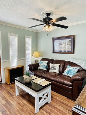 Smart-TV, Kamin, Bücher