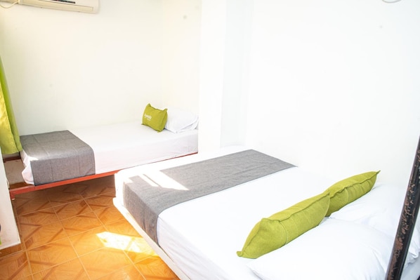 Triple Room | Free WiFi, bed sheets