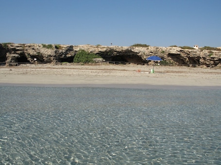 Beach. A Sicilian "Dammuso" nestled in the baroque of the Hyblean mountains.