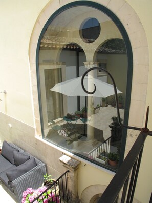 Property grounds - A Sicilian "Dammuso" nestled in the baroque of the Hyblean mountains. (Palazzolo Acreide)