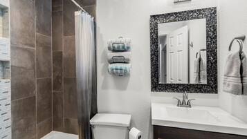 Combinazione doccia/vasca, asciugacapelli, asciugamani, sapone