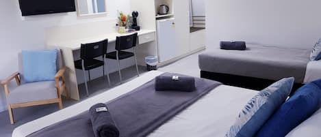Habitación superior con 2 camas individuales | 1 habitación, decoración personalizada, muebles diferentes y escritorio