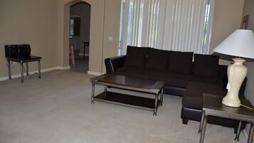 House, 4 Bedrooms | Living room | TV