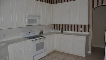 House, 4 Bedrooms | Private kitchen | Fridge, microwave, stovetop, dishwasher