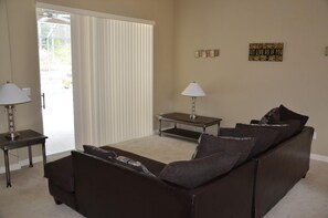 House, 4 Bedrooms | Living room | TV