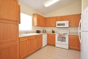 Vila | Cozinha privada | Geladeira, micro-ondas, cooktop, lava-louças