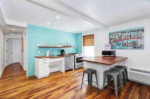 Frigorifero, microonde, forno, piano cottura