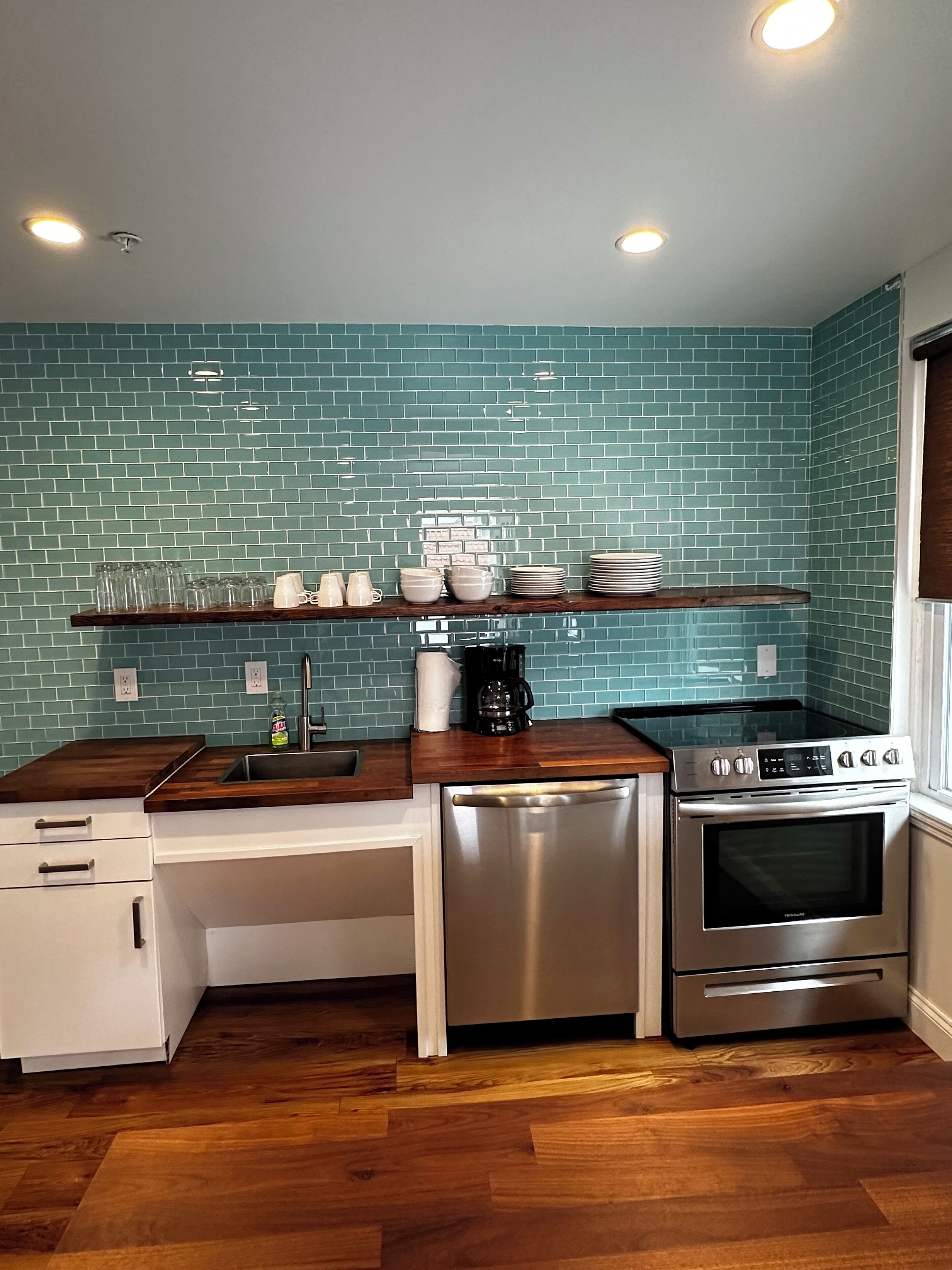 Een koelkast, een microgolfoven, een oven, een kookplaat