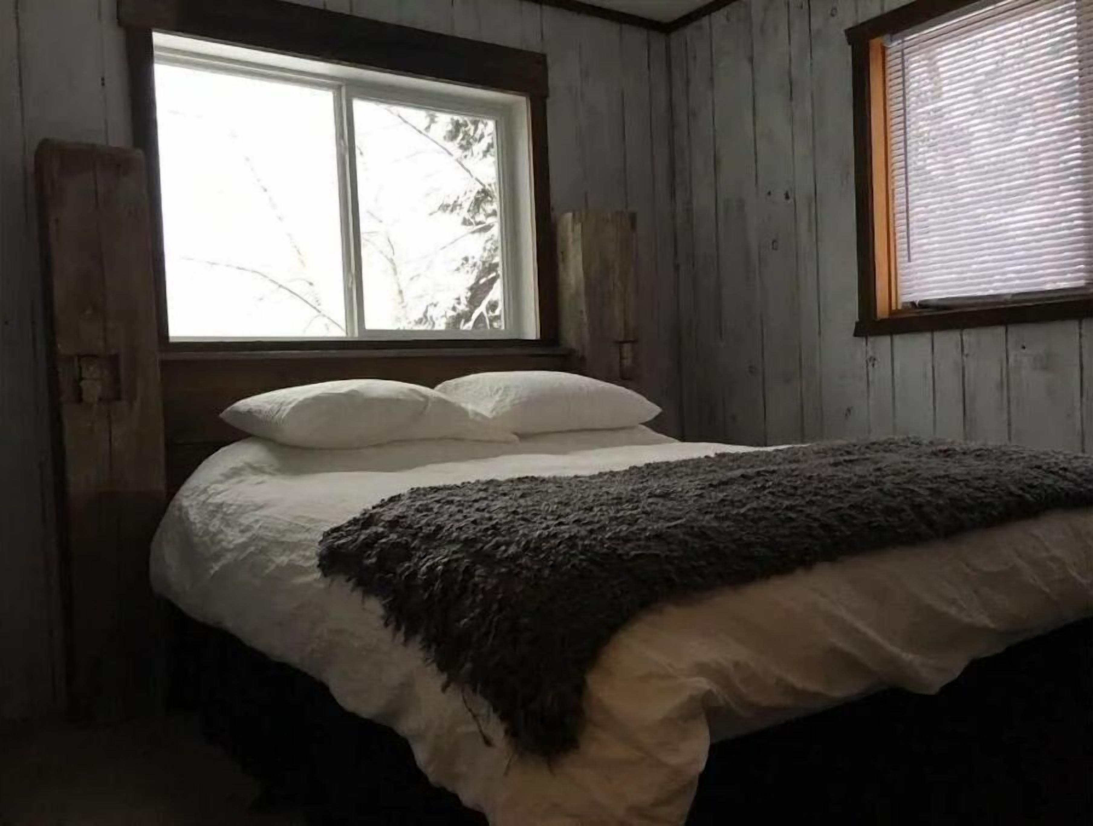 5 bedrooms, WiFi, bed sheets