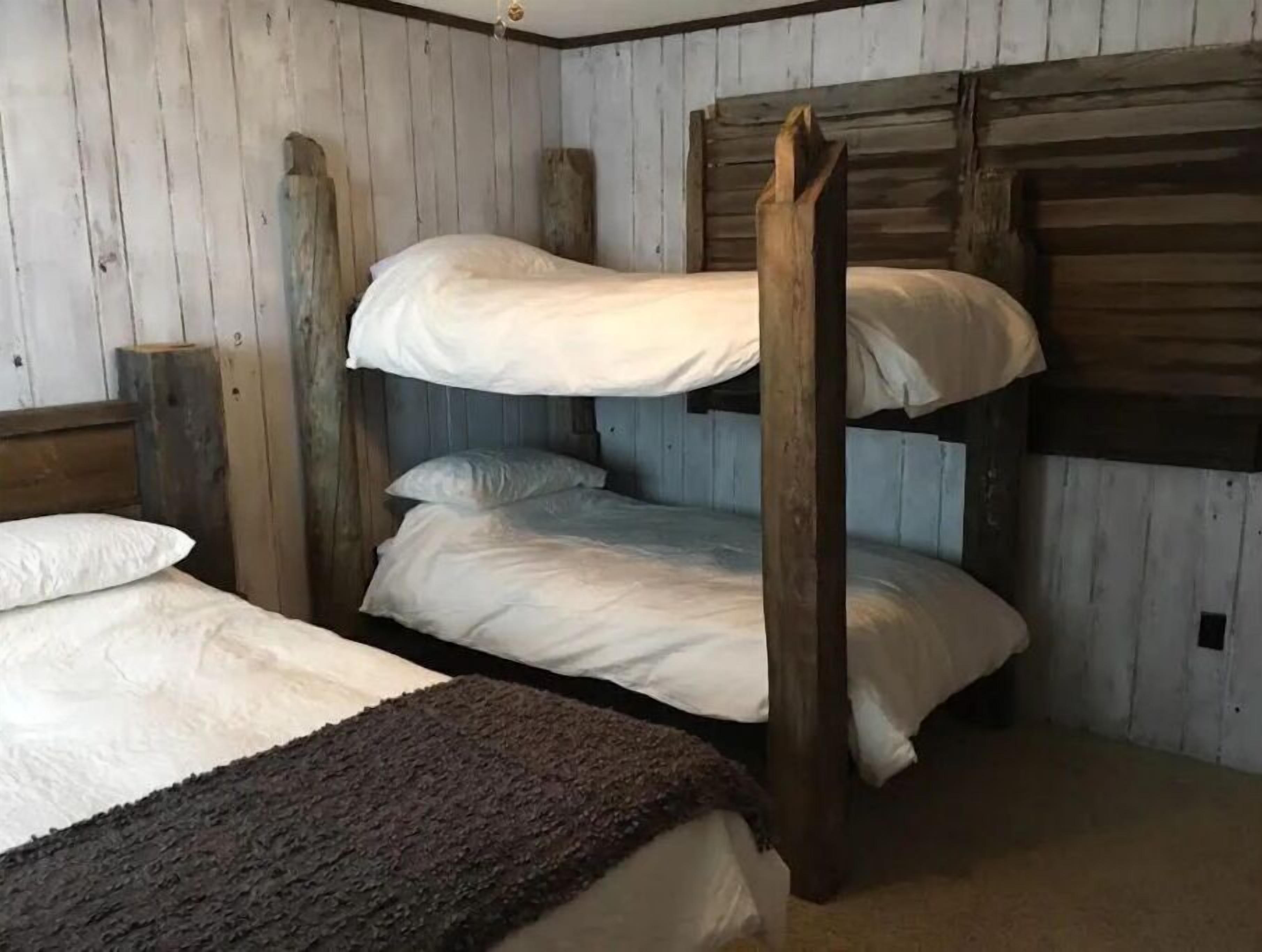 5 bedrooms, WiFi, bed sheets