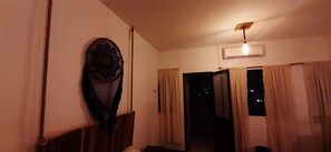 Duntäcken, minibar och värdeförvaringsskåp på rummet