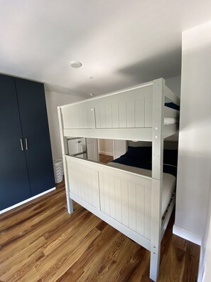 2 多间卧室、熨斗/熨衣板、WiFi、床单