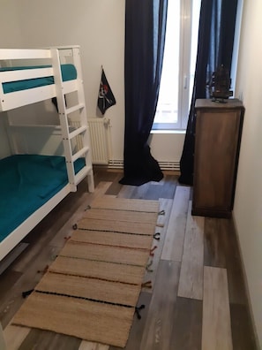 2 habitaciones, tabla de planchar con plancha y wifi