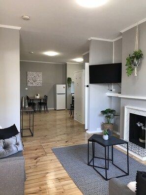 智能电视、壁炉、立体声音响