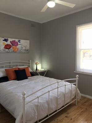 3 bedrooms, iron/ironing board, free WiFi - Cute and Cosy II - Events - Workers - Getaways (Murray Bridge)