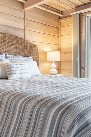 4 bedrooms, desk, iron/ironing board, free WiFi