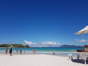 Na praia, espreguiçadeiras 