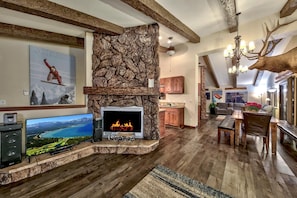Huone, useita sänkyjä (MV50  Grand Lodge Lake Tahoe With Gam) | Olohuone