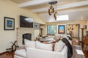 Hus - 1 kingsize-säng - havsutsikt (LX41: Ocean View Historic Villa) | Vardagsrum | Eldstad