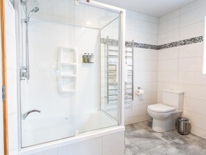 Appartement, 3 chambres | Salle de bain | Douche, articles de toilette gratuits, sèche-cheveux
