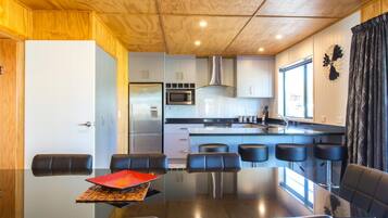 Apartment, 3 Bedrooms | Dapur peribadi | Peti sejuk/penyejuk beku saiz penuh, ketuhar gelombang mikro, ketuhar