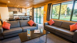 Apartment, 3 Schlafzimmer | Wohnzimmer | 30-Zoll-Flachbildfernseher mit Digitalempfang, Fernseher, Netflix