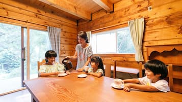 家庭小屋 | 房內用餐區