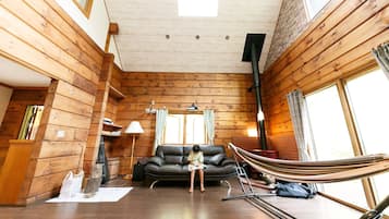 家庭小屋 | 起居區 | 43-吋平面電視、數位頻道、電視、Netflix