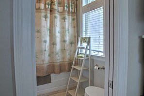 Baignoire, sĆØche-cheveux, serviettes fournies, savon