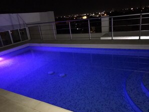 Una piscina techada, una piscina al aire libre